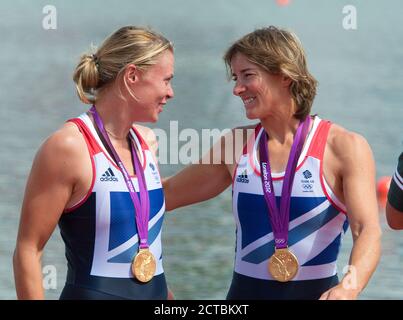 KATHERINE GRAINGER UND ANNA WATKINS FEIERN DEN GEWINN DER GOLDMEDAILLE BEI DEN FRAUEN DOPPELSCHÄDELN LONDON OLYMPICS 2012 BILD : © MARK PAIN / ALAMY Stockfoto