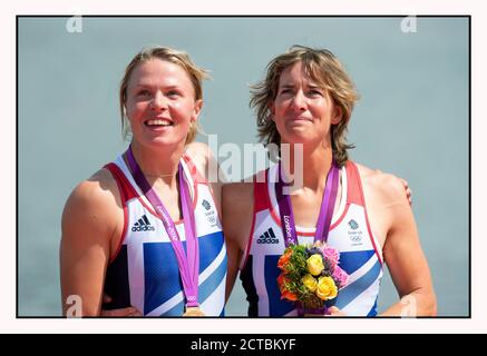 KATHERINE GRAINGER UND ANNA WATKINS FEIERN DEN GEWINN DER GOLDMEDAILLE BEI DEN FRAUEN DOPPELSCHÄDELN LONDON OLYMPICS 2012 BILD : © MARK PAIN / ALAMY Stockfoto