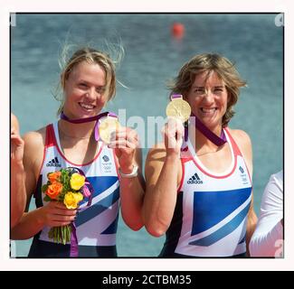 KATHERINE GRAINGER UND ANNA WATKINS FEIERN DEN GEWINN DER GOLDMEDAILLE BEI DEN FRAUEN DOPPELSCHÄDELN LONDON OLYMPICS 2012 BILD : © MARK PAIN / ALAMY Stockfoto