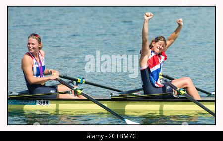 KATHERINE GRAINGER UND ANNA WATKINS FEIERN DEN GEWINN DER GOLDMEDAILLE BEI DEN FRAUEN DOPPELSCHÄDELN LONDON OLYMPICS 2012 BILD : © MARK PAIN / ALAMY Stockfoto