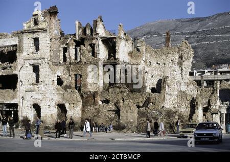 10. Dezember 1995 während des Krieges in Bosnien: Ein zerstörtes Gebäude an der Kreuzung von Mostarskog bataljona und Adema Buca in Mostar. Stockfoto