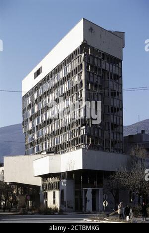 10. Dezember 1995 während des Krieges in Bosnien: Das von der Schlacht heimgetrabte Gebäude der Staklena Banka, ehemals die Ljubljaska Banka, in Mostar. Stockfoto