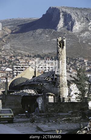 10. Dezember 1995 während des Krieges in Bosnien: Die zerstörte Moschee von Lakišića auf Mostarskog bataljona, in Mostar. Stockfoto