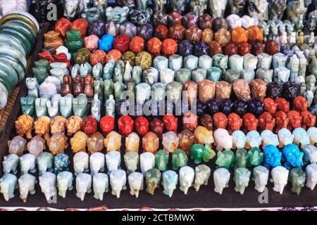 Viele bunte kleine Elefanten Figuren aus Naturstein Verkauf auf dem Straßenmarkt, selektive Fokus Stockfoto
