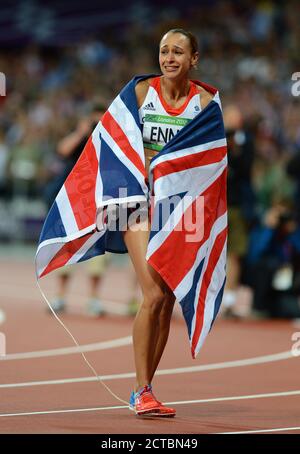 JESSICA ENNIS WEINT NACH DEM GEWINN DER GOLDMEDAILLE FRAUEN SIEBENKAMPF LONDON 2012 OLYMPICS COPYRIGHT PICTURE : MARK PAIN 07774 842005 PHOTO CREDIT Stockfoto