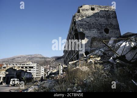 10. Dezember 1995 während des Krieges in Bosnien: Zerstörte Gebäude an der Kreuzung von Mostarskog bataljona und Bulevar in Mostar. Stockfoto