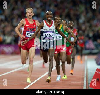 MO FARAH FEIERT WINNG DIE GOLDMEDAILLE HERREN 10,000 METER LONDON 2012 OLYMPIADE COPYRIGHT PICTURE : MARK PAIN 07774 842005 PHOTO CREDIT : © MA Stockfoto