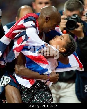 MO FARAH FEIERT DEN GEWINN DER GOLDMEDAILLE MIT SEINER TOCHTER HERREN 10,000 METER LONDON 2012 OLYMPICS COPYRIGHT PICTURE : MARK PAIN 07774 842005 Stockfoto