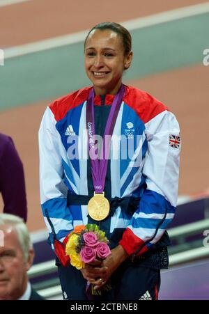 JESSICA ENNIS IN TRÄNEN, ALS SIE ERHÄLT IHRE GOLDMEDAILLE, FRAUEN SIEBENKAMPF LONDON 2012 OLYMPICS COPYRIGHT PICTURE : MARK PAIN Stockfoto