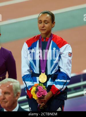 JESSICA ENNIS IN TRÄNEN, ALS SIE ERHÄLT IHRE GOLDMEDAILLE, FRAUEN SIEBENKAMPF LONDON 2012 OLYMPICS COPYRIGHT PICTURE : MARK PAIN Stockfoto