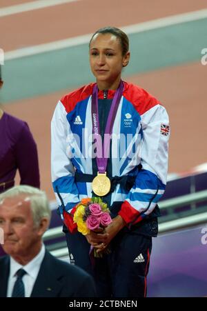 JESSICA ENNIS IN TRÄNEN, ALS SIE ERHÄLT IHRE GOLDMEDAILLE, FRAUEN SIEBENKAMPF LONDON 2012 OLYMPICS COPYRIGHT PICTURE : MARK PAIN Stockfoto