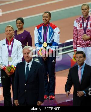 JESSICA ENNIS IN TRÄNEN, ALS SIE ERHÄLT IHRE GOLDMEDAILLE, FRAUEN SIEBENKAMPF LONDON 2012 OLYMPICS COPYRIGHT PICTURE : MARK PAIN Stockfoto