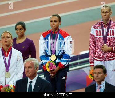 JESSICA ENNIS IN TRÄNEN, ALS SIE ERHÄLT IHRE GOLDMEDAILLE, FRAUEN SIEBENKAMPF LONDON 2012 OLYMPICS COPYRIGHT PICTURE : MARK PAIN Stockfoto