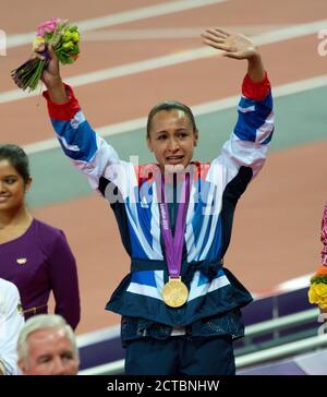 JESSICA ENNIS IN TRÄNEN, ALS SIE ERHÄLT IHRE GOLDMEDAILLE, FRAUEN SIEBENKAMPF LONDON 2012 OLYMPICS COPYRIGHT PICTURE : MARK PAIN Stockfoto