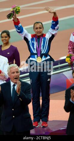 JESSICA ENNIS IN TRÄNEN, ALS SIE ERHÄLT IHRE GOLDMEDAILLE, FRAUEN SIEBENKAMPF LONDON 2012 OLYMPICS COPYRIGHT PICTURE : MARK PAIN Stockfoto