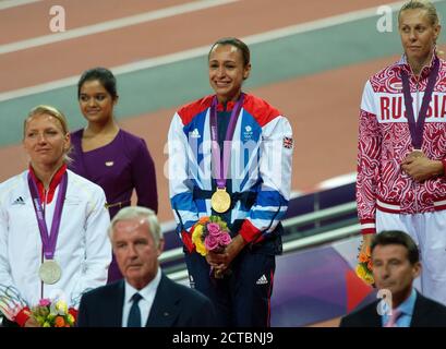 JESSICA ENNIS IN TRÄNEN, ALS SIE ERHÄLT IHRE GOLDMEDAILLE, FRAUEN SIEBENKAMPF LONDON 2012 OLYMPICS COPYRIGHT PICTURE : MARK PAIN Stockfoto