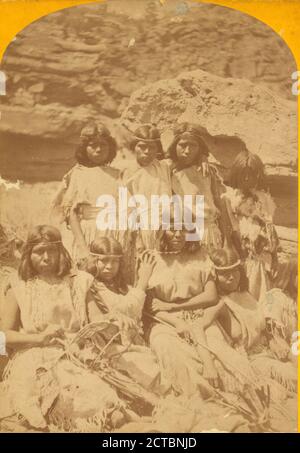 Kai-vav-ITS, ein Stamm von Pai Utes, der auf dem Kai-bab Plateau in der Nähe des Grand Cañon des Colorado in Nord-Arizona lebt: Gruppe von Frauen in voller Kleidung., Powell, John Wesley (1834-1902), 1874, Colorado River (Colorado-Mexiko), USA Stockfoto