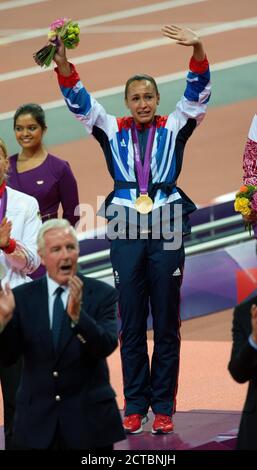 JESSICA ENNIS IN TRÄNEN, ALS SIE ERHÄLT IHRE GOLDMEDAILLE, FRAUEN SIEBENKAMPF LONDON 2012 OLYMPICS COPYRIGHT PICTURE : MARK PAIN Stockfoto