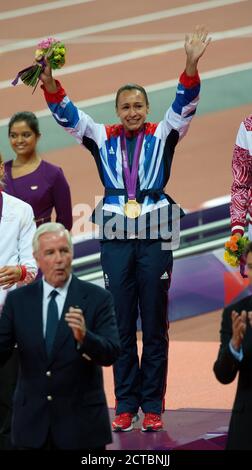 JESSICA ENNIS IN TRÄNEN, ALS SIE ERHÄLT IHRE GOLDMEDAILLE, FRAUEN SIEBENKAMPF LONDON 2012 OLYMPICS COPYRIGHT PICTURE : MARK PAIN Stockfoto