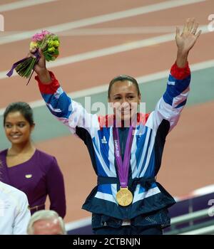 JESSICA ENNIS IN TRÄNEN, ALS SIE ERHÄLT IHRE GOLDMEDAILLE, FRAUEN SIEBENKAMPF LONDON 2012 OLYMPICS COPYRIGHT PICTURE : MARK PAIN Stockfoto