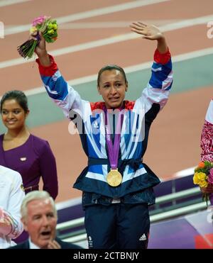 JESSICA ENNIS IN TRÄNEN, ALS SIE ERHÄLT IHRE GOLDMEDAILLE, FRAUEN SIEBENKAMPF LONDON 2012 OLYMPICS COPYRIGHT PICTURE : MARK PAIN Stockfoto