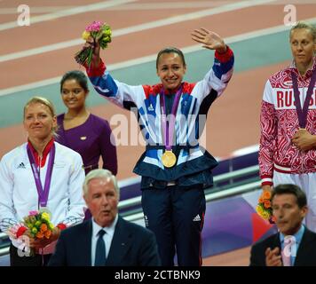 JESSICA ENNIS IN TRÄNEN, ALS SIE ERHÄLT IHRE GOLDMEDAILLE, FRAUEN SIEBENKAMPF LONDON 2012 OLYMPICS COPYRIGHT PICTURE : MARK PAIN Stockfoto