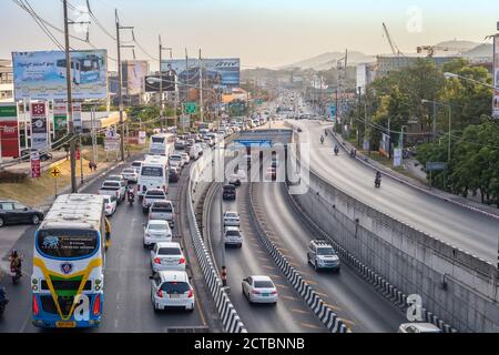 Phuket, Thailand - 26. Februar 2018: Viele Autos und Motorradfahrer fahren im Stau, Draufsicht Stockfoto