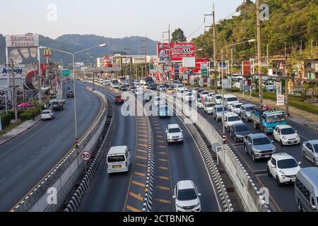 Phuket, Thailand - 26. Februar 2018: Viele Autos und Busse fahren im Stau, Draufsicht Stockfoto