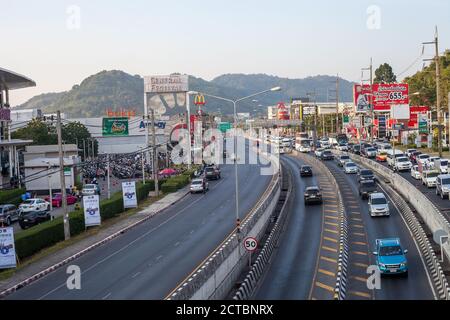 Phuket, Thailand - 26. Februar 2018: Viele Autos und Busse fahren im Stau, Draufsicht Stockfoto