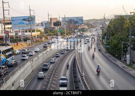 Phuket, Thailand - 26. Februar 2018: Viele Autos und Motorradfahrer fahren im Stau, Draufsicht Stockfoto