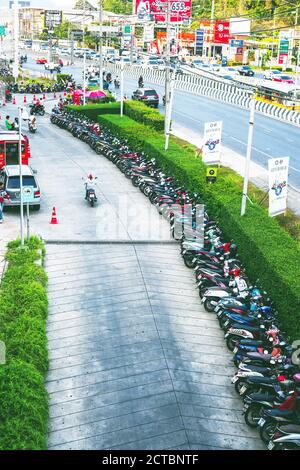 Phuket, Thailand - 26. Februar 2018: Viele Motorräder parken, Biker fahren auf Straße Draufsicht Stockfoto
