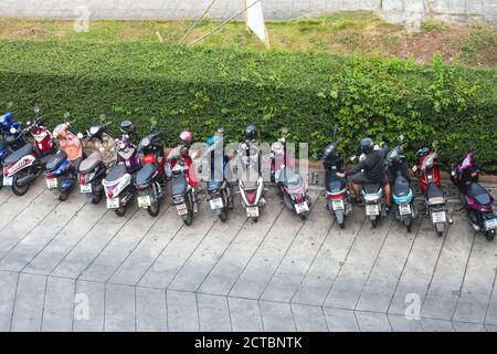 Phuket, Thailand - 26. Februar 2018: Viele Motorräder Parkplatz, Draufsicht Stockfoto