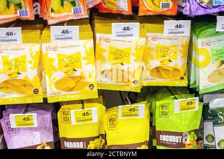 Phuket, Thailand - 26. Februar 2018: Getrocknete verpackte Mangoscheiben. Konfetti konservierte Mango im Supermarkt verkauft Stockfoto