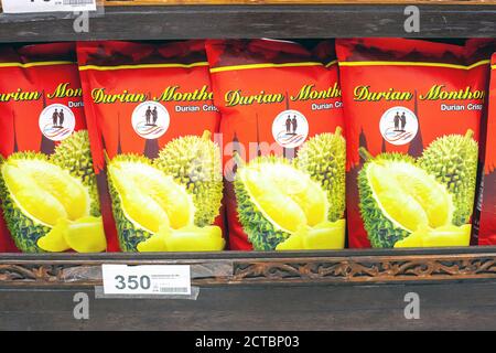 Phuket, Thailand - 26. Februar 2018: Gefriergetrocknet verpackt Durian. Monthong knackige Früchte im Supermarkt verkauft Stockfoto