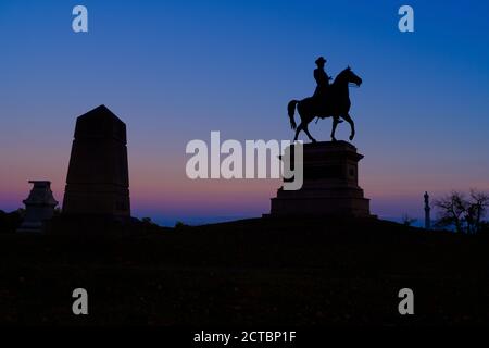 Statue des Generalmajors Winfield Hancock auf dem East Cemetery Hill in Gettysburg, Pa, USA in der Abenddämmerung Stockfoto