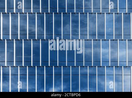 Modernes Äußeres mit spiegelreflexblauem Himmel im Architekturhintergrund Stockfoto