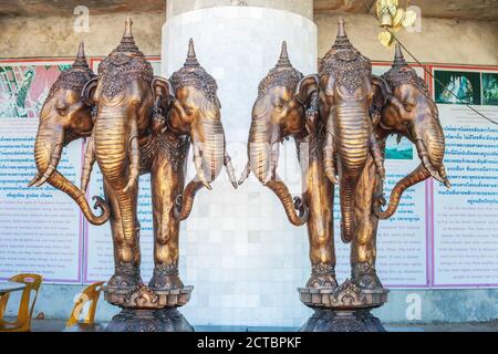 Phuket, Thailand - 28. Februar 2018: Alte Holzstatue des Erawan Dreiköpfigen Elefanten. Airavata mit drei Köpfen Skulptur Stockfoto