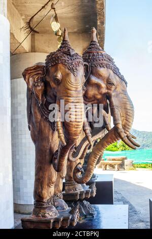 Traditionelle alte Holzstatue des Erawan Dreiköpfigen Elefanten. Airavata mit drei Köpfen Skulptur Stockfoto