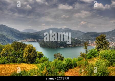 Alpensee Lugano mit Berg und die Grenze zwischen der Schweiz und Italien. Stockfoto