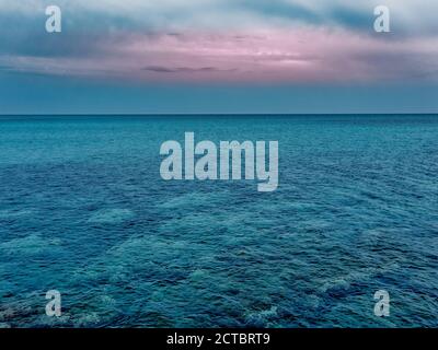 Seascape Horizont blaues Wasser in der Dämmerung Stockfoto