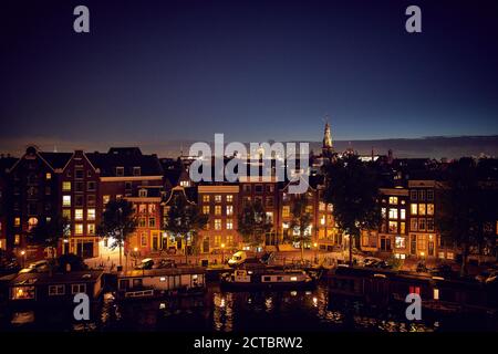 Schönes Amsterdam bei Nacht mit klarem Himmel Stockfoto