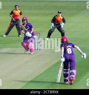 Bethan Ellis Batting for Lightning mit Sarah Bryce bei den Bowlers Ende in einem Rachael Heyhoe Flint Trophy Spiel gegen Central Sparks. Stockfoto