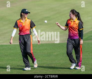 Central Sparks Kapitän Eve Jones (links) wirft den Ball zu Liz Russell in einem Rachael Heyhoe Flint Trophy Spiel gegen Blitz Stockfoto