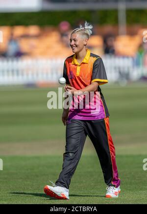 Issy Wong bereitet sich auf die Schüssel für Central Sparks Against Lightning vor In einem Rachael Heyhoe Flint Trophy Spiel Stockfoto