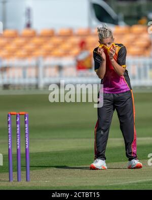 Central Sparks' Issy Wong reagiert auf ihr Bowling gegen Lightning In einem Rachael Heyhoe Flint Trophy Spiel Stockfoto