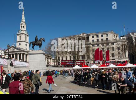 Besucher der jährlichen Feast of St. George-Feierlichkeiten am Trafalgar Square in London, England. Stockfoto