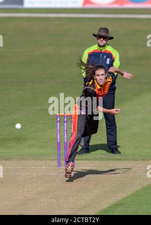 Emily Arlott Bowling für Central Sparks gegen Blitz in einem Rachael Heyhoe Flint Trophy Spiel Stockfoto