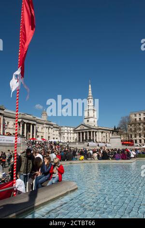 Besucher der jährlichen Feast of St. George-Feierlichkeiten am Trafalgar Square in London, England. Stockfoto