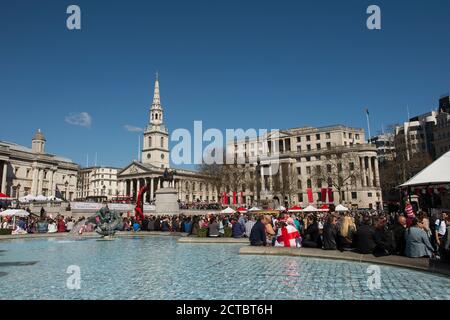 Besucher der jährlichen Feast of St. George-Feierlichkeiten am Trafalgar Square in London, England. Stockfoto