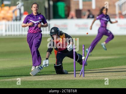 Marie Kelly von Central Sparks, beobachtet von Alicia Presland von Lightning, ist in einem Rachael Heyhoe Flint Trophy-Spiel fast ausgelaufen. Stockfoto